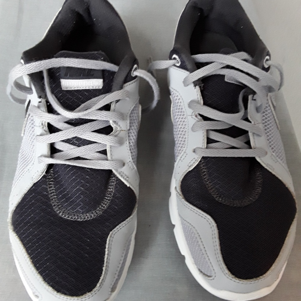 GRAY AND BLACK NIKE SNEAKERS SIZE 9 .